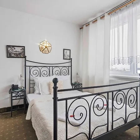 White House 3*