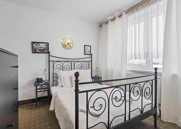 White House 3*