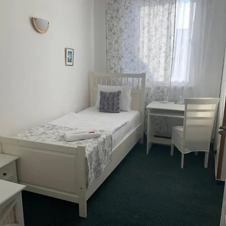 White House 3*