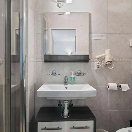 White House 3*