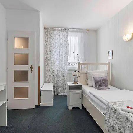 White House 3*