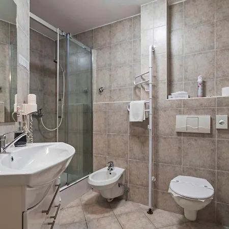 Hotel White House 3*