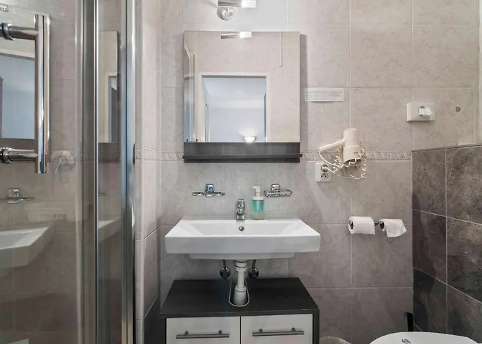 White House 3*
