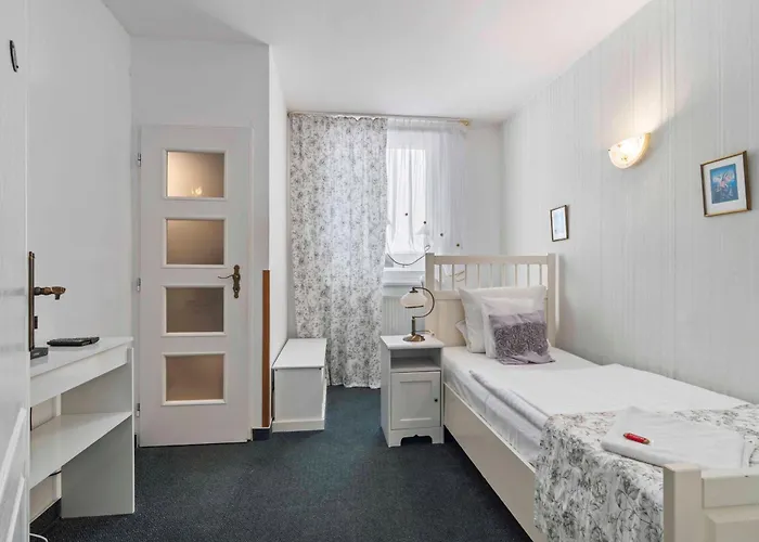 White House 3*