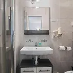 White House 3*