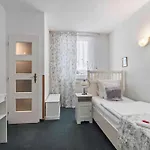 White House 3*